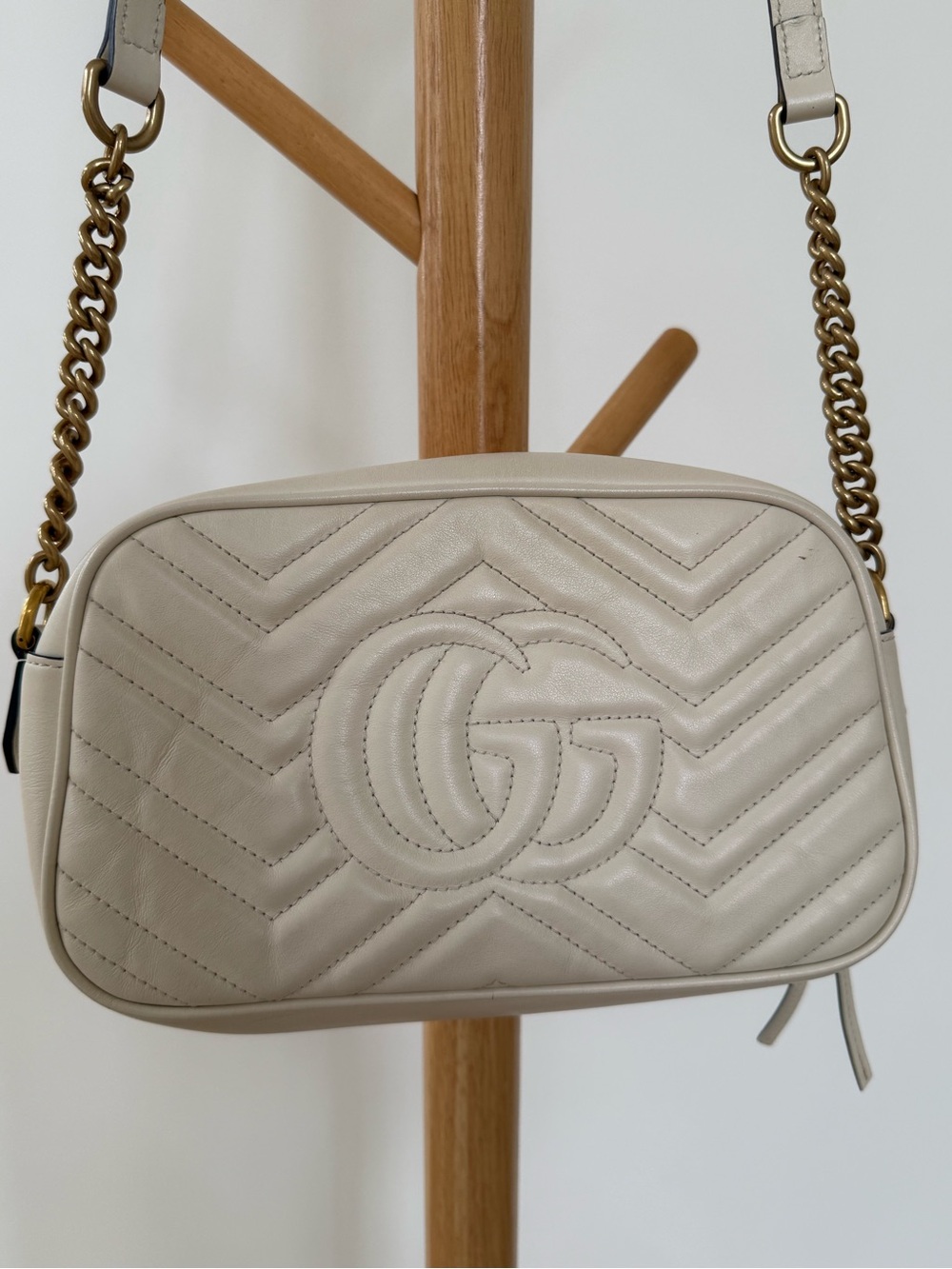 Gucci GG Marmont chevron quilted leather camera bag with gold-tone hardware - Picture 7 of 13